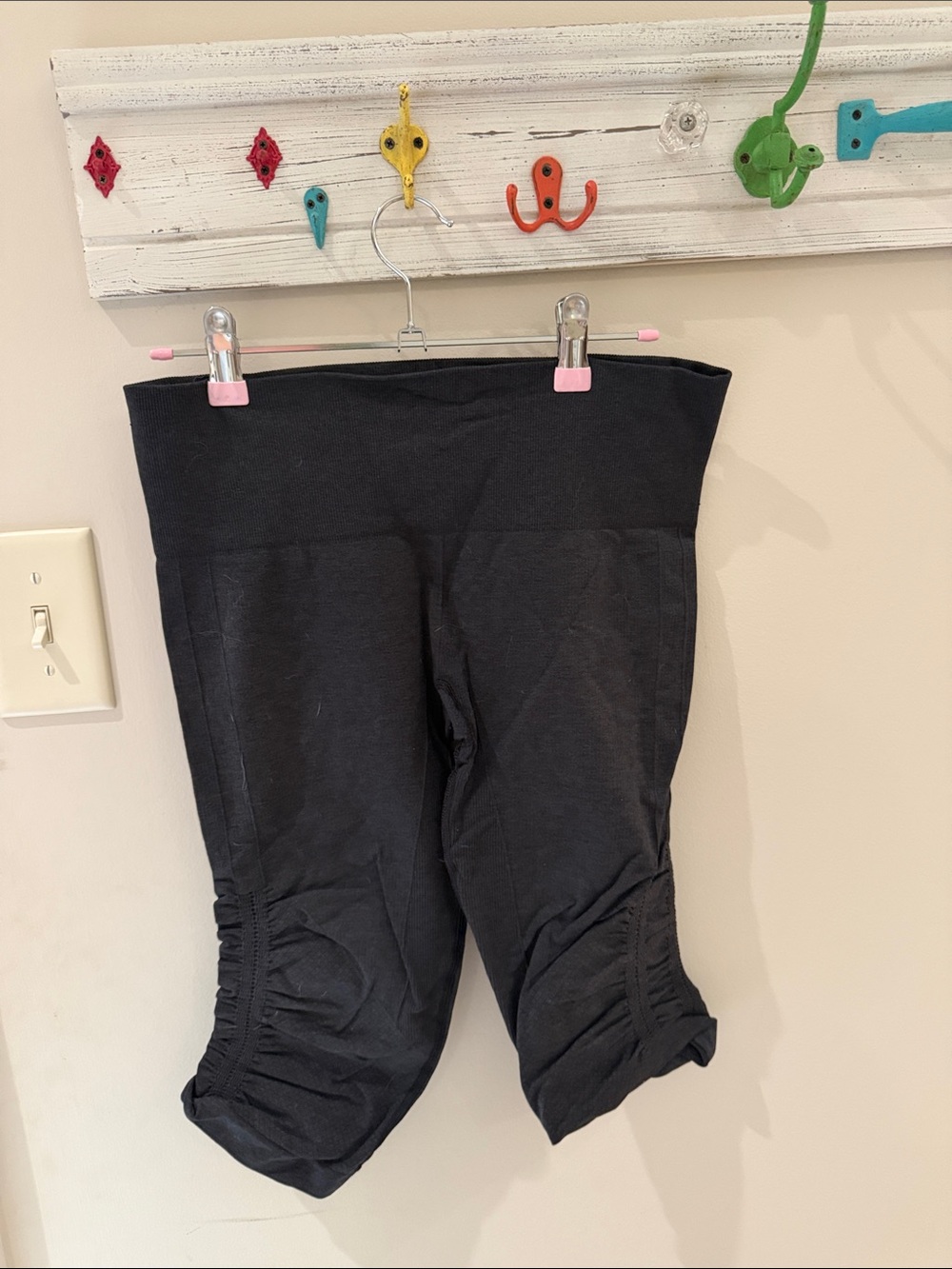 lululemon athletica women’s Black Capri Leggings with Ruched Hems